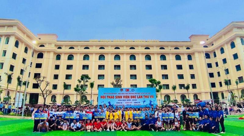 Hình ảnh một sinh viên năng động đang tham gia nhiều hoạt động tại trường: học tập trên lớp, hoạt động CLB, thực tập, tự học ở thư viện, thể hiện sự phát triển toàn diện