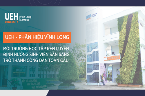 Nhóm học sinh Việt Nam đang ngồi cùng nhau thảo luận sôi nổi về việc học sinh nên chọn xét tuyển gì, trên bàn có tài liệu tuyển sinh và máy tính xách tay.