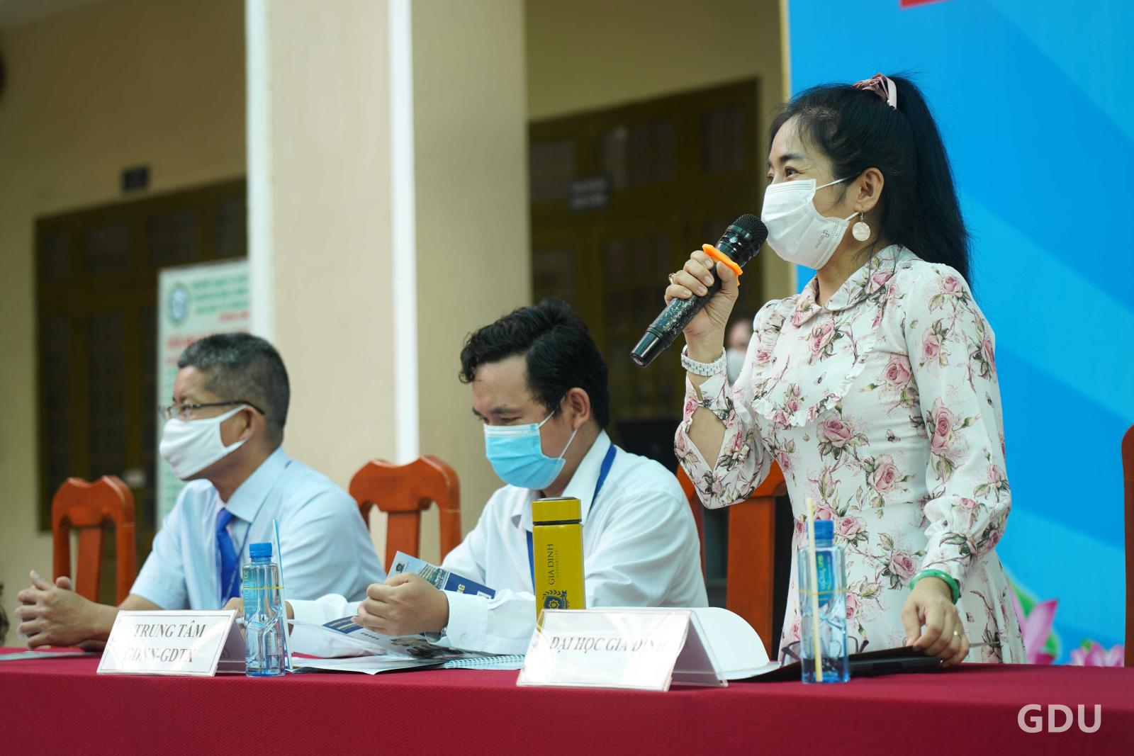 Sinh viên tham gia buổi tư vấn hướng nghiệp tại trường đại học