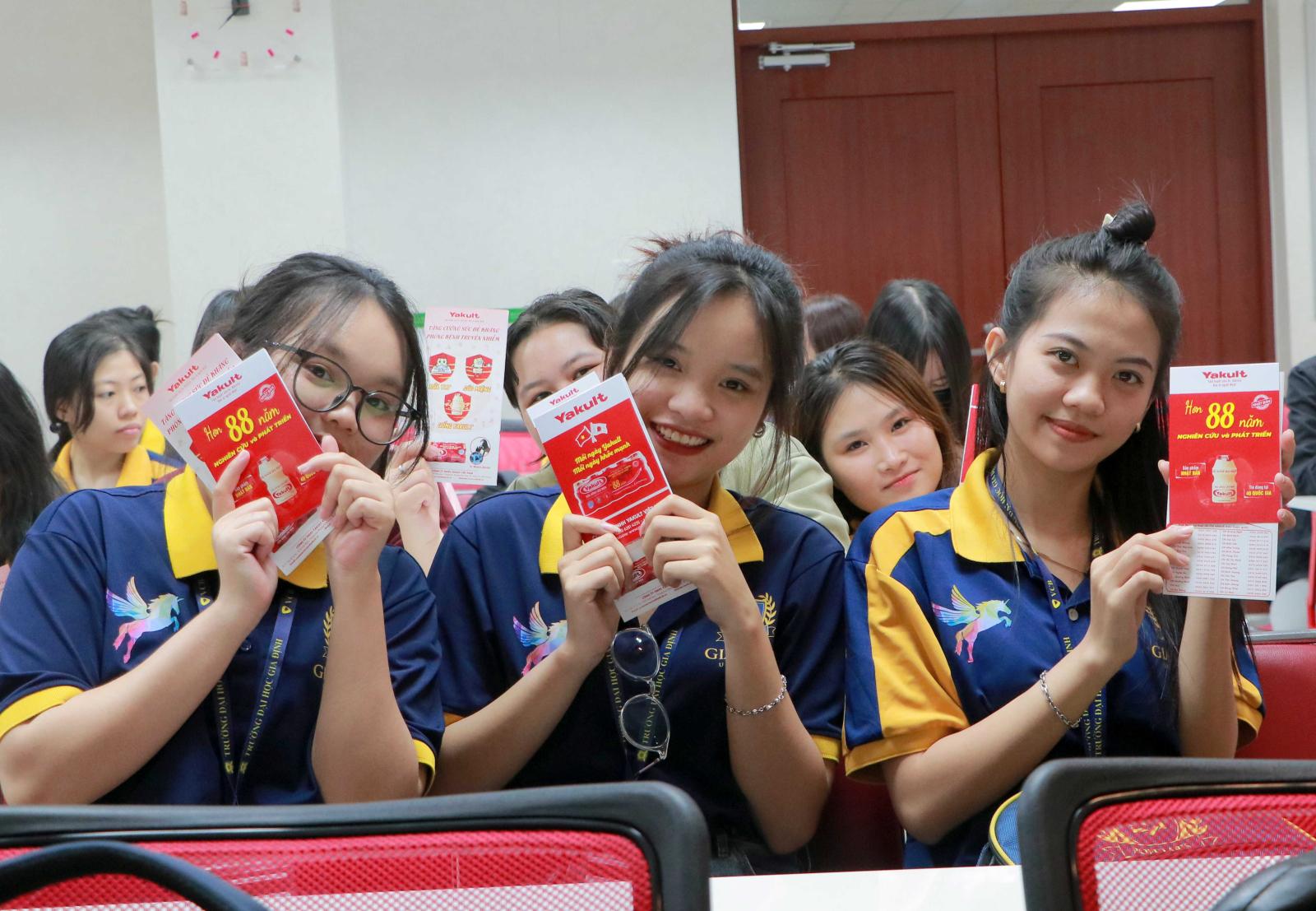 Sinh viên tương tác với giảng viên tư vấn ngành học đại học