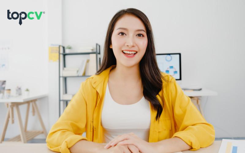 Một nhóm sinh viên trẻ trung, năng động đang tham gia phỏng vấn hoặc ngày hội việc làm của một công ty đa quốc gia, thể hiện sự hào hứng với cơ hội nghề nghiệp