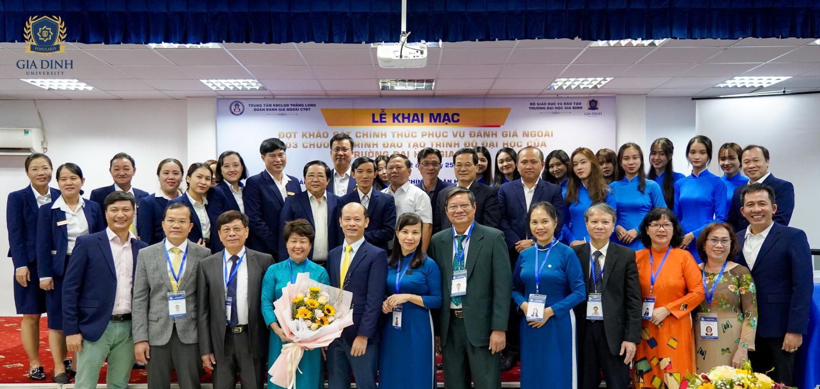 Tiêu chí đánh giá chất lượng chương trình kỹ sư tài năng: chương trình học, giảng viên, cơ sở vật chất, thực tập, việc làm, cựu sinh viên, uy tín.