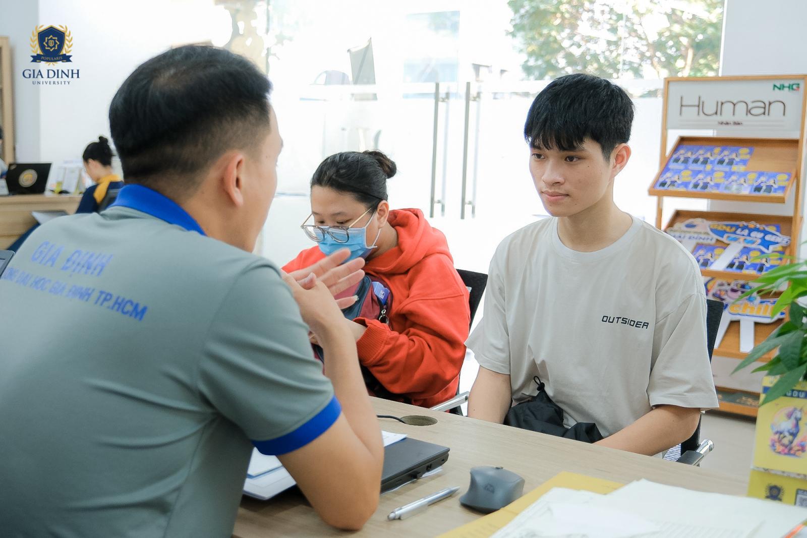 hình ảnh tư vấn tuyển sinh đại học gia định tận tình chu đáo