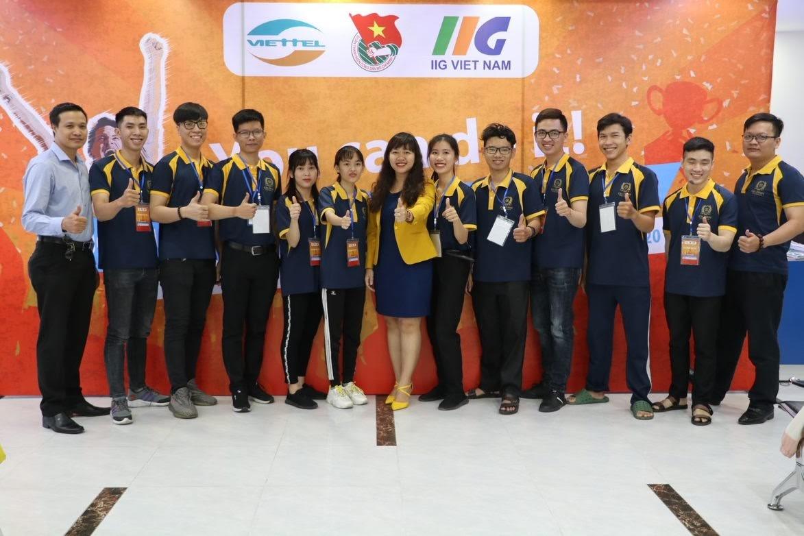 Sinh viên đọc sách văn học