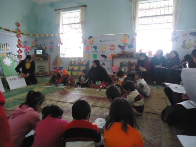 Hình ảnh ghép thể hiện các ví dụ về lộ trình học kết hợp trong K-12 (trẻ em dùng máy tính bảng trong lớp), Đại học (sinh viên thảo luận nhóm và dùng laptop), Doanh nghiệp (nhân viên tham gia workshop và học online).